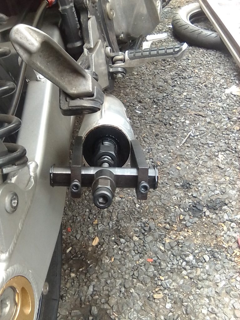 特殊工具を使いマフラーのバッフルの脱着作業