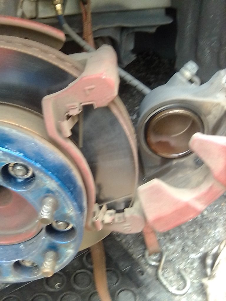 ハイエースブレーキキャリパー