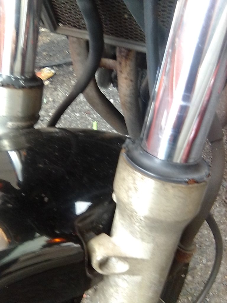 フロントフォークのオイルシールダストカバーの交換