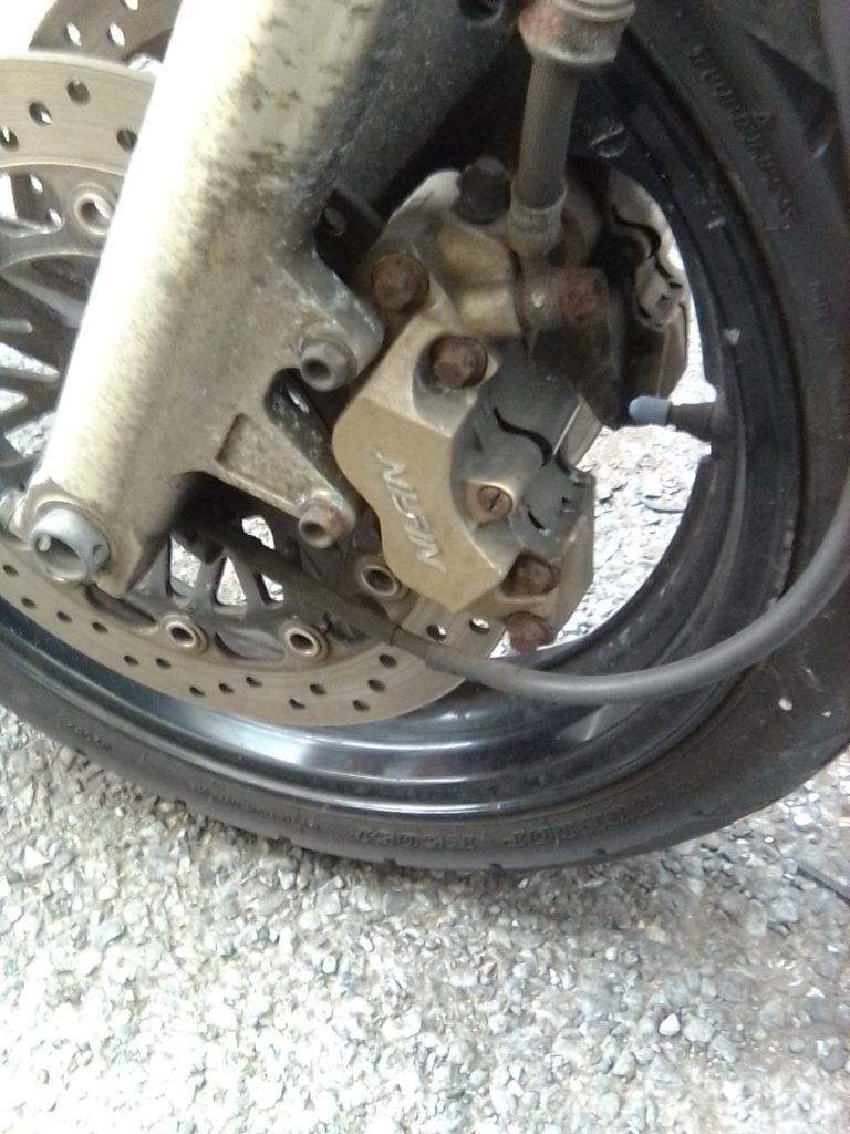 ブレーキキャリパーの脱着