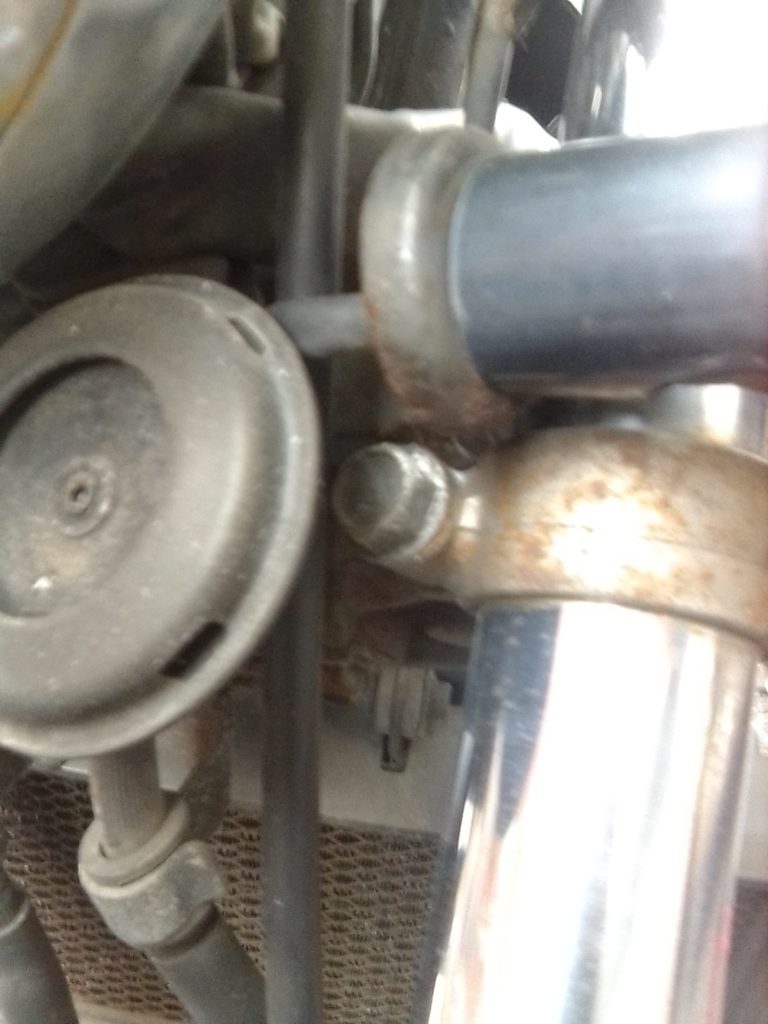 フロントフォークの脱着ボルト