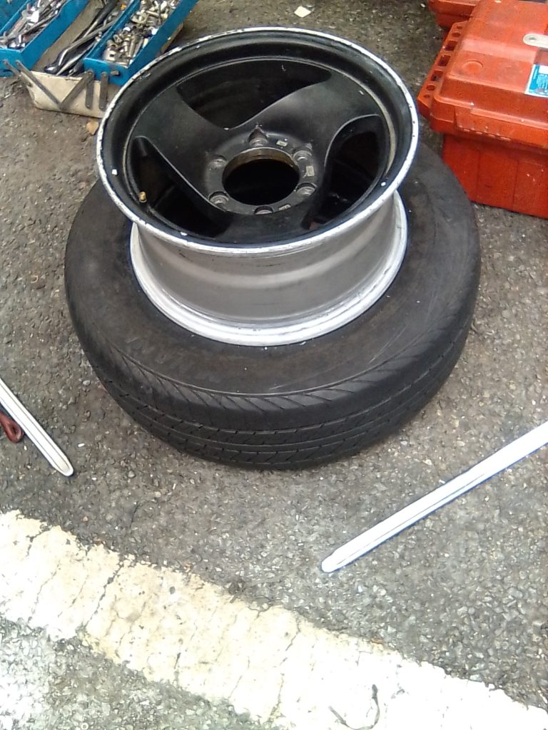 ホイールの凹み形状