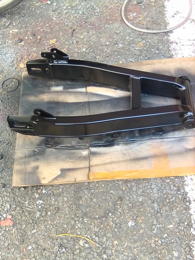 スイングアームの塗装