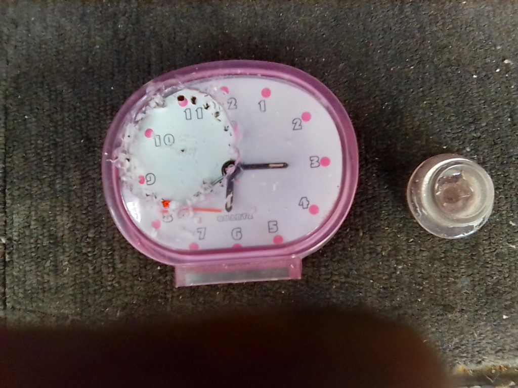 補修材料の１００キン目覚まし時計