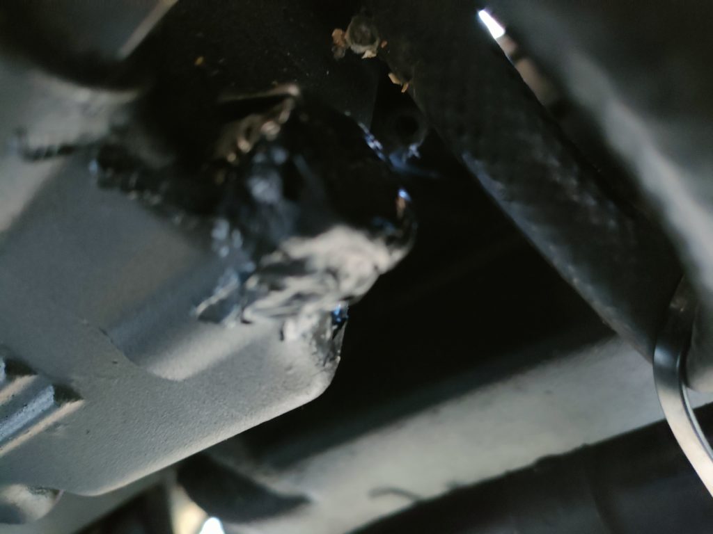 樹脂か固められたドレーンボルト