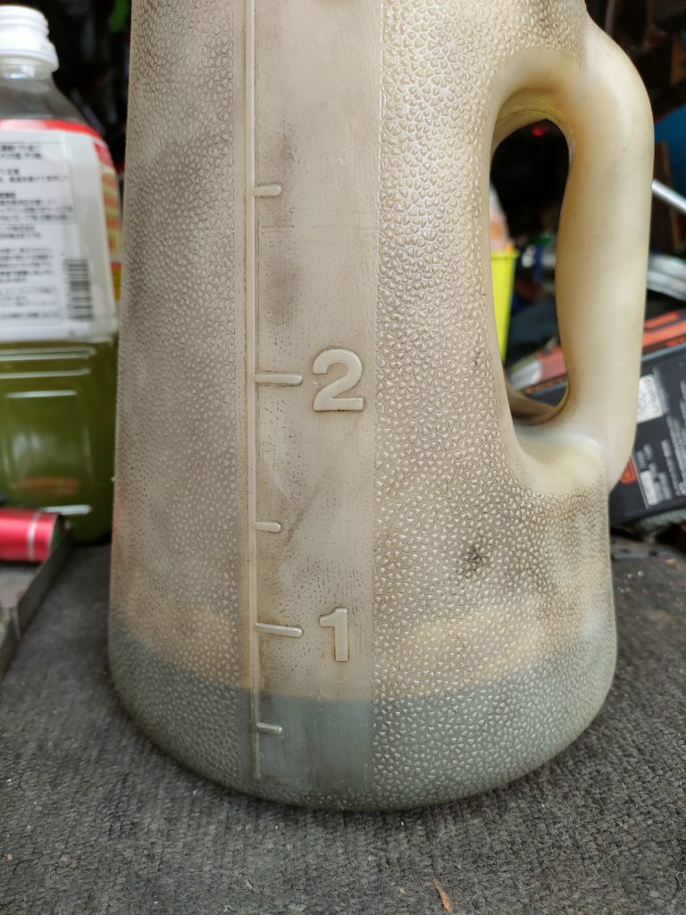 抜いたエンジンオイル３，７Ｌ